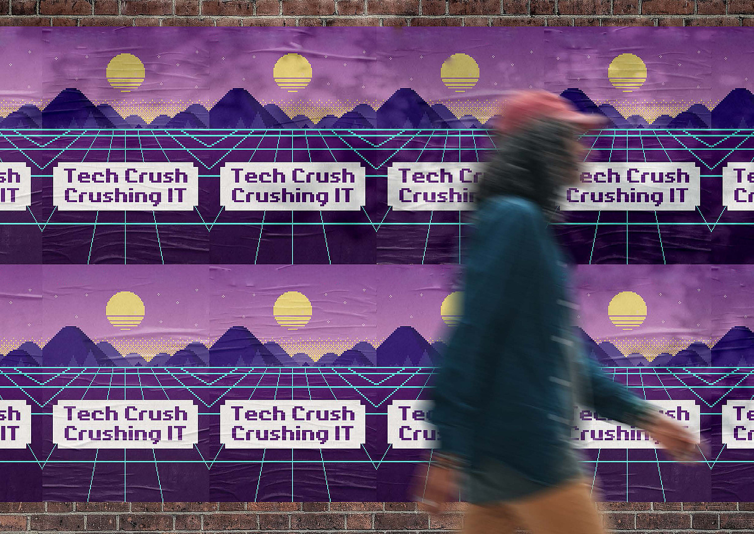 eine junge Frau geht vorbei an einer Wand voller Poster für TECH CRUSH