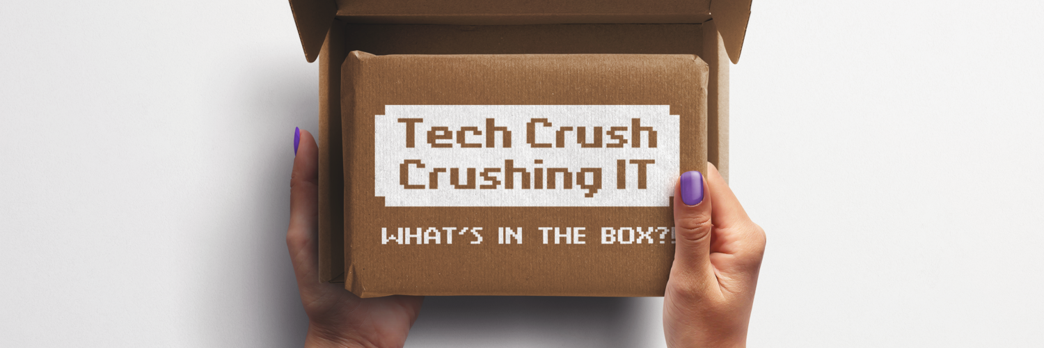 Eine Box von oben, die gerade von einer Person geöffnet wird. Sie trägt das Logo von Tech Crush.