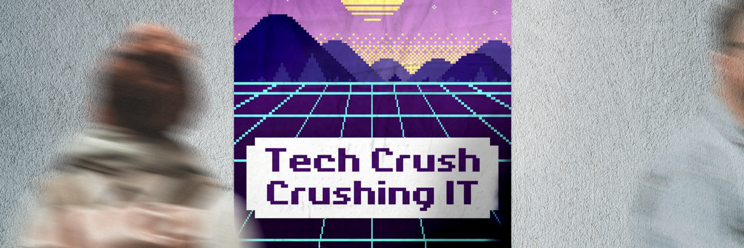 Menschen in Bewegung, die an einem Poster für den Tech Crush vorbeigehen