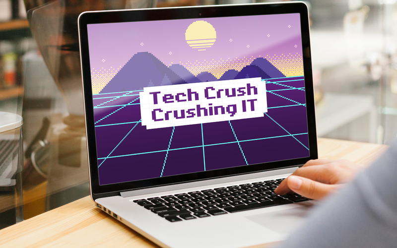 Ein Laptop, an dem eine Person sitzt. Auf dem Screen ist das Logo des Tech Crush zu sehen.